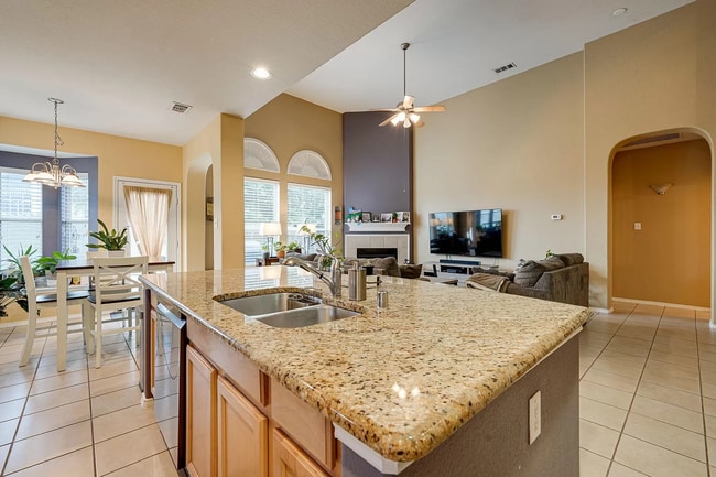 Building Photo - 5517 Crimson Oaks Dr