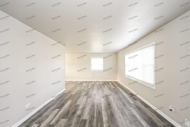 Building Photo - 302 Fulton Ln