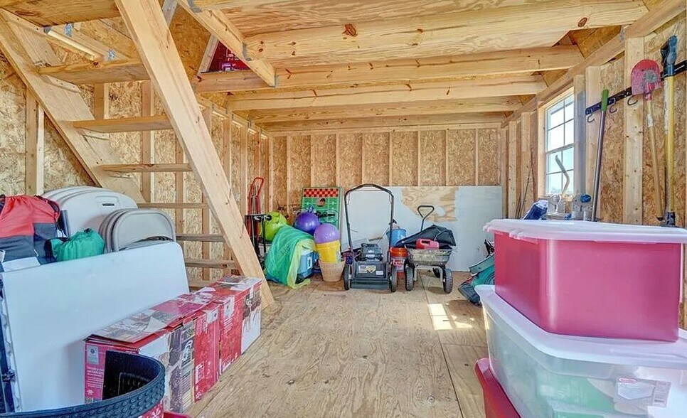 Building Photo - 561 Graphite Trl