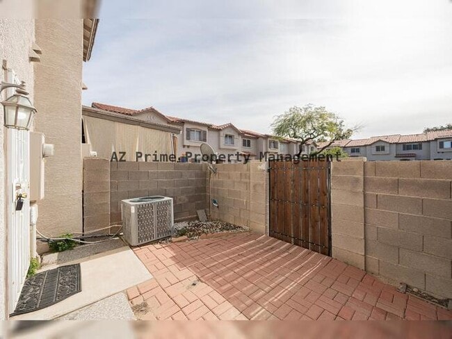 Building Photo - 1961 N Hartford St