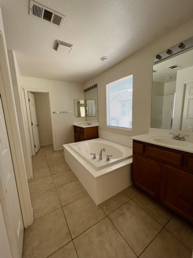 Building Photo - 5 Bedroom Located in 89139!