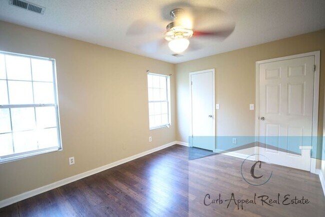 Building Photo - 3 bed / 2 bath home with fireplace - Valley View!!