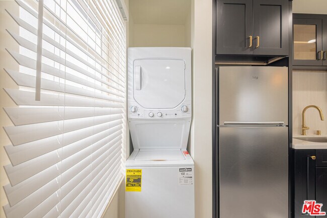 Building Photo - 216 N Catalina Ave