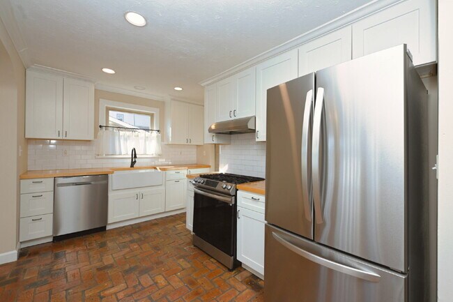 Building Photo - Sweet Cottage Charm with Updated Kitchen, Fenced Yard & Washer/Dryer Included