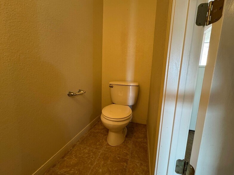 Building Photo - 404 Brittney Way