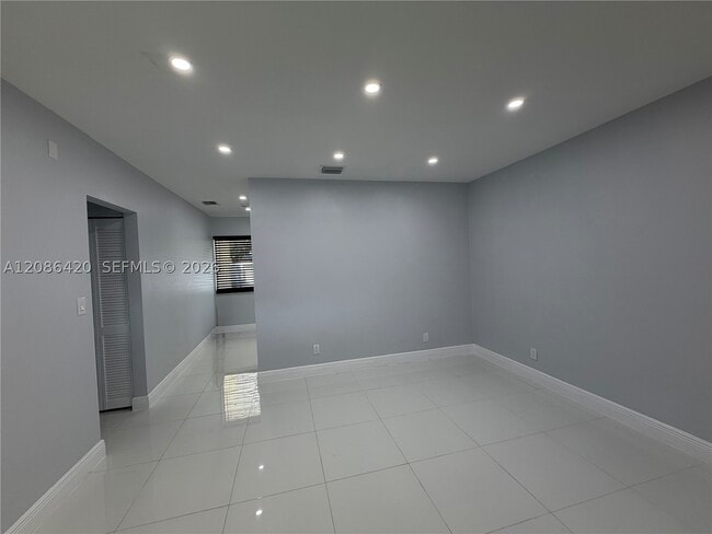 Building Photo - 335 NE 168th St