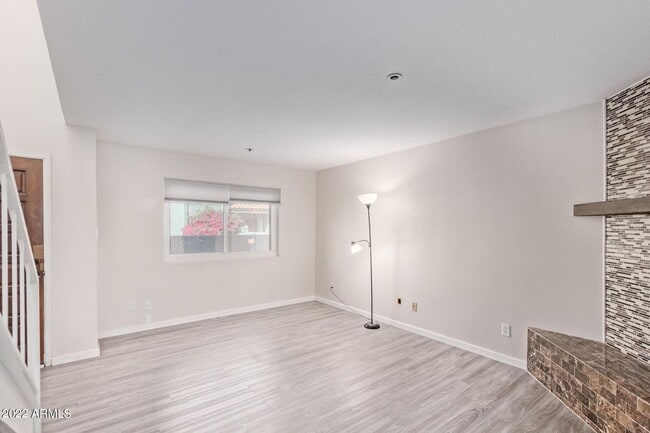 Building Photo - Charming 2 Bed 2 Bath Townhome near Downto...