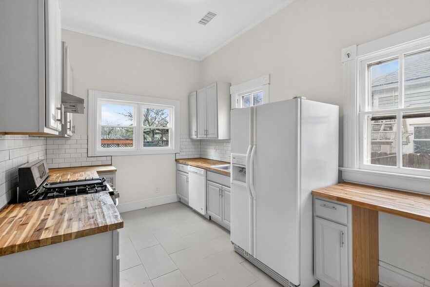 Building Photo - 321 Orleans St SE