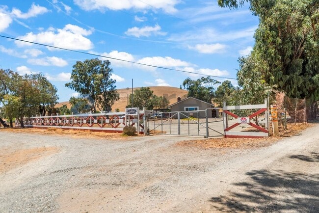 Building Photo - 3966 Dyer Rd