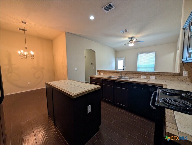 Building Photo - 660 Creekside Cir