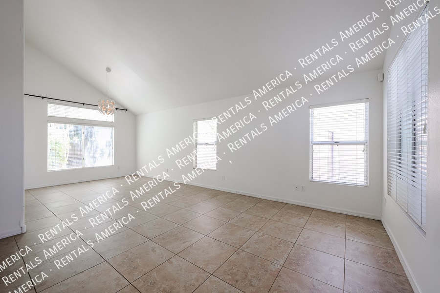 Building Photo - 820 N Granada Dr