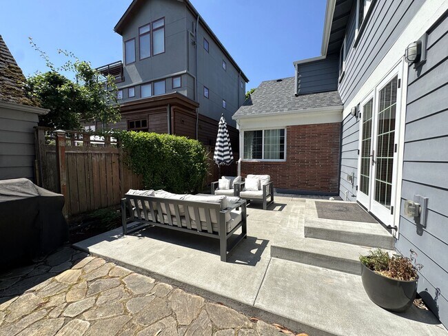 Building Photo - 2256 W Viewmont Wy W