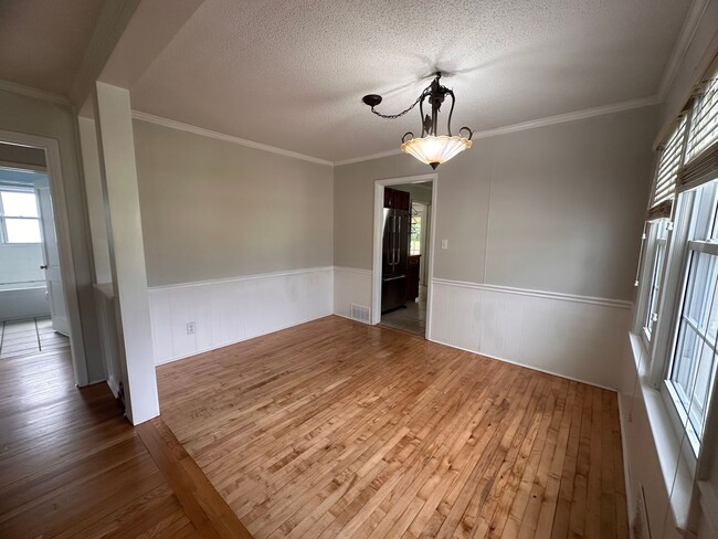 Building Photo - 2 Bedroom One Story Home on Over an Acre Lot