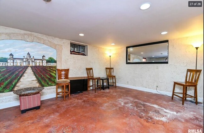 Building Photo - 2501 W Moss Ave