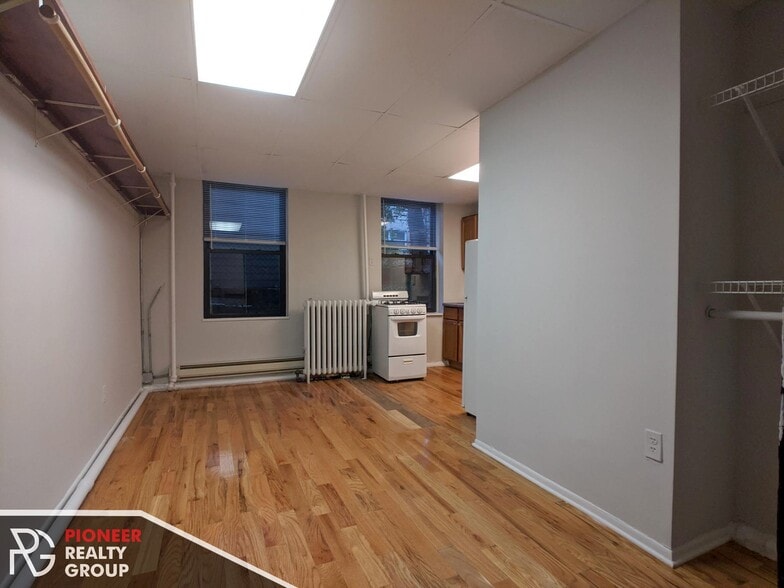 Building Photo - 4635 N Paulina St