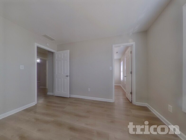 Building Photo - 890 Georgian Hills Dr