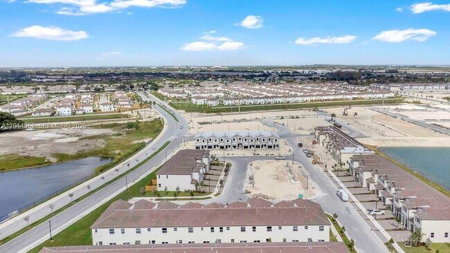 Building Photo - 2558 SE 27th Dr