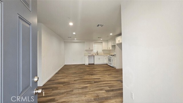Building Photo - 211 W 43rd St
