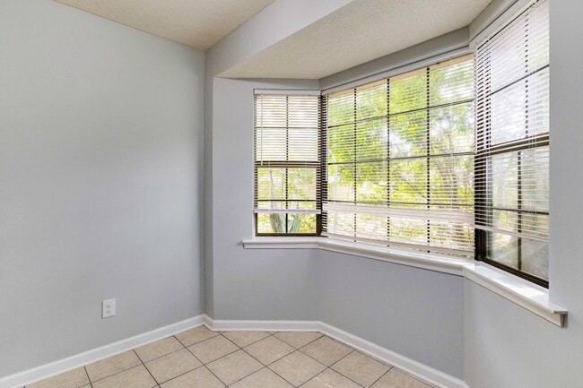Building Photo - BRIGHT AND BEAUTIFUL DUPLEX CLOSE TO UWF!