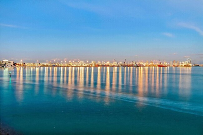 Building Photo - 808 Brickell Key Dr