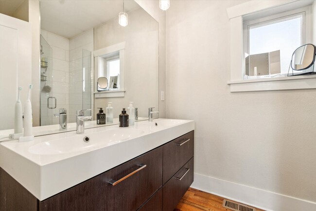 Building Photo - 3BD, 3BA Sunnyside Bungalow with 3-Car Garage
