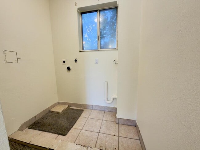 Building Photo - 171 S 900 W