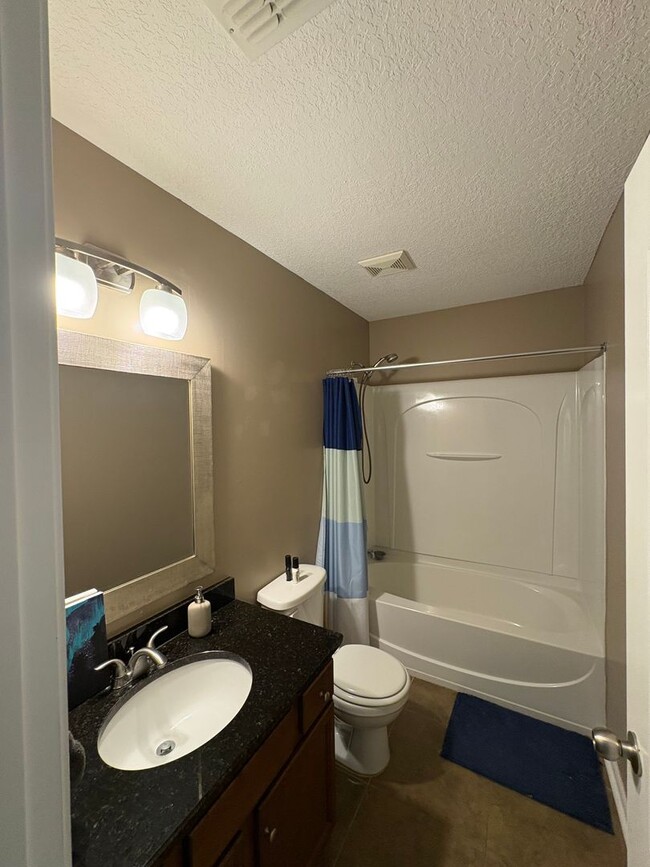 Building Photo - 496 Walnut Dr