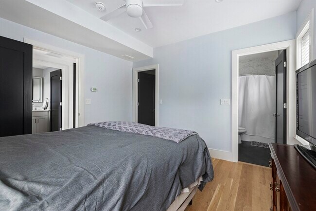 Building Photo - 10 Hallet St