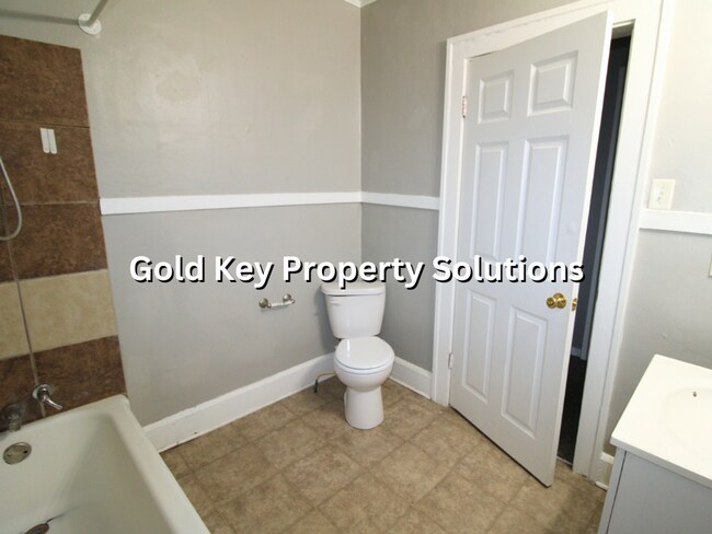 Building Photo - 2 Bedroom 1 Bath Home W/ Large Front Porch...