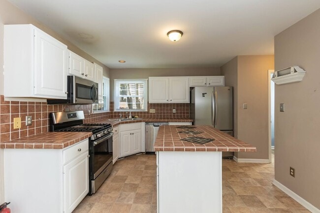 Building Photo - Three Bedroom Home!