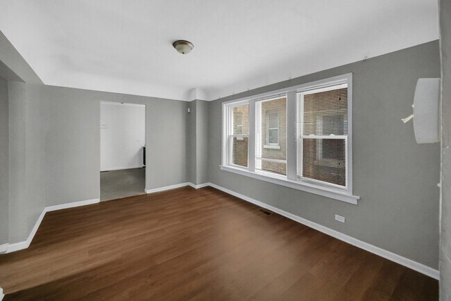 Building Photo - 1126 E 81st Pl