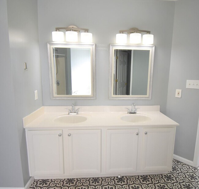 Building Photo - 3 Bedroom 2 Bath with Bonus Rooom