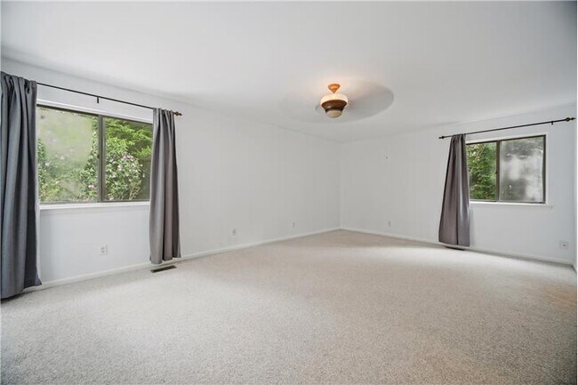 Building Photo - 1044 Commodore Dr