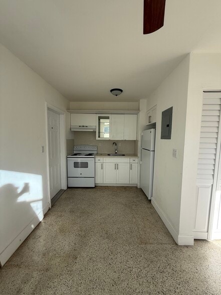 Building Photo - 585 SW 13th Ave