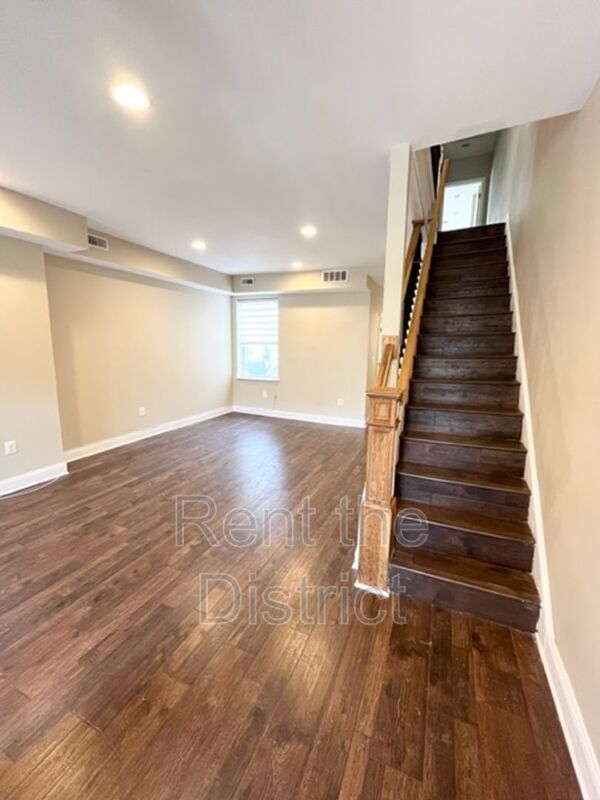 Building Photo - 318 Seaton Pl NE