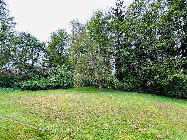 Building Photo - ***PENDING APPLICATION***Lovely Home Minutes away from West Beach