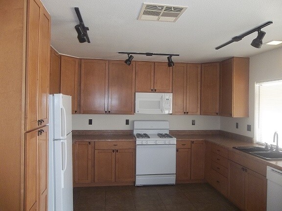 Building Photo - 2520 Oak Glen Way
