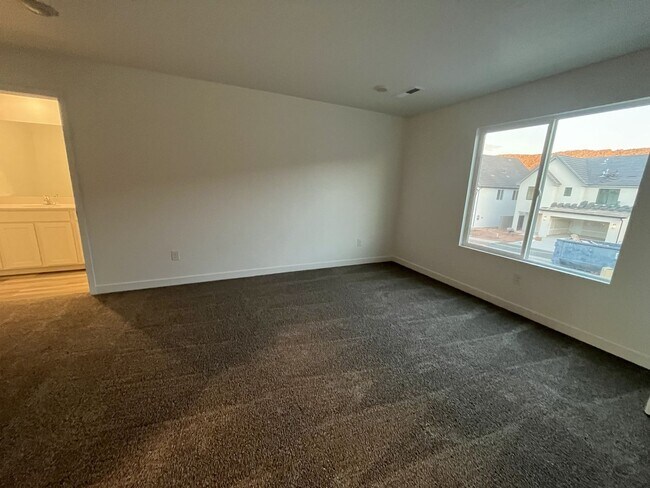 Building Photo - Beautiful 3 Bed Townhome with Amazing Amenities! 6 Month Lease