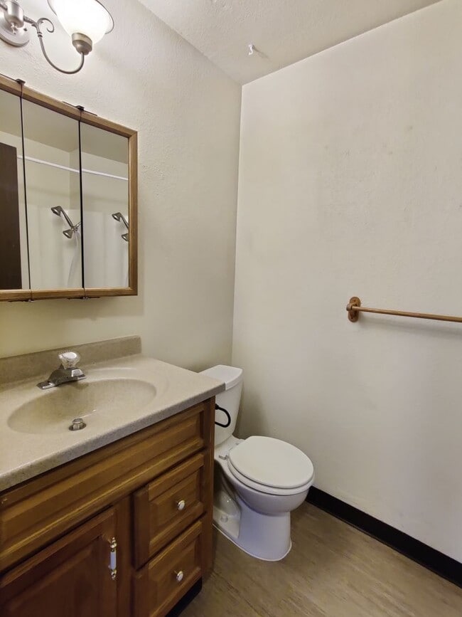 Building Photo - Central Kennewick Duplex for Rent
