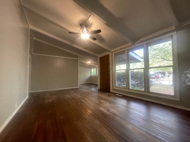 Building Photo - Cute 3 Bedroom Home