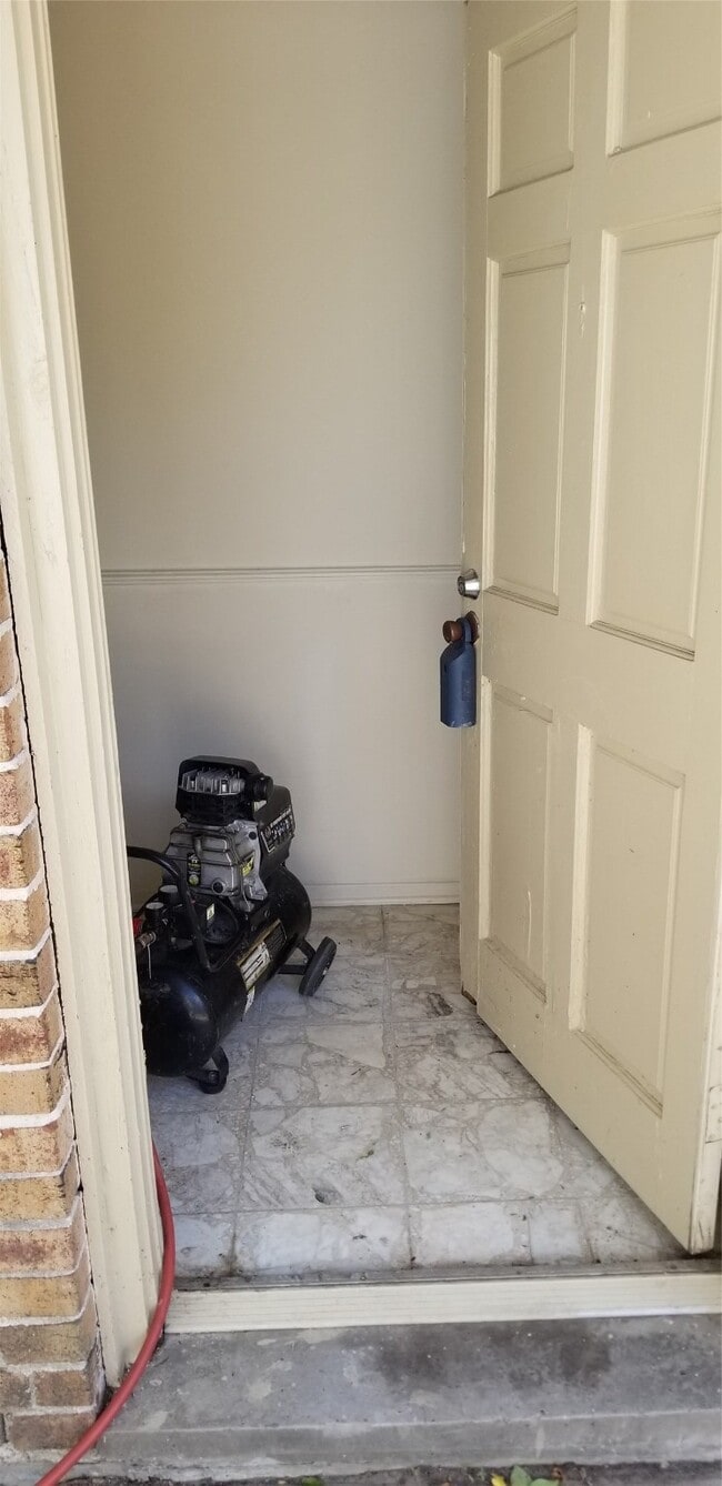 Building Photo - 10822 Lynbrook Dr