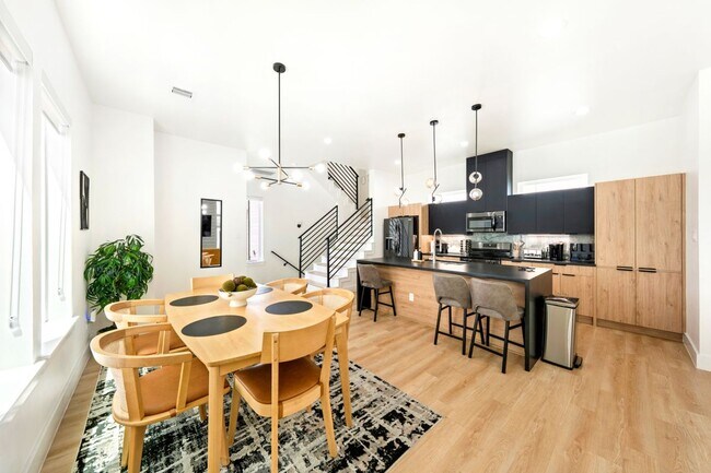 Building Photo - 3008 Delano St