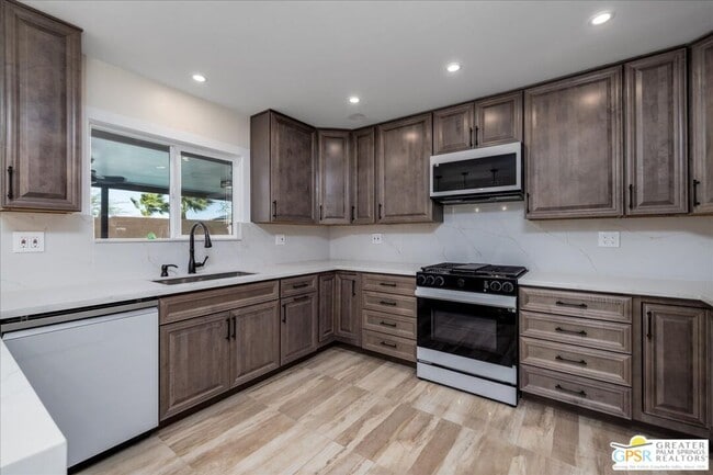 Building Photo - 372 E Molino Rd