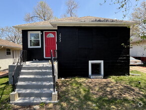 Building Photo - 4 Bedroom house in Gary!
