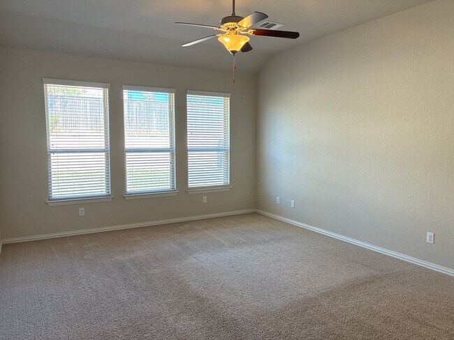 Building Photo - !! MOVE IN SPECIAL: Get 50% OFF!! 4BR/3BA House • In-Unit W/D • Attached Garage  • Backyard in Sa...