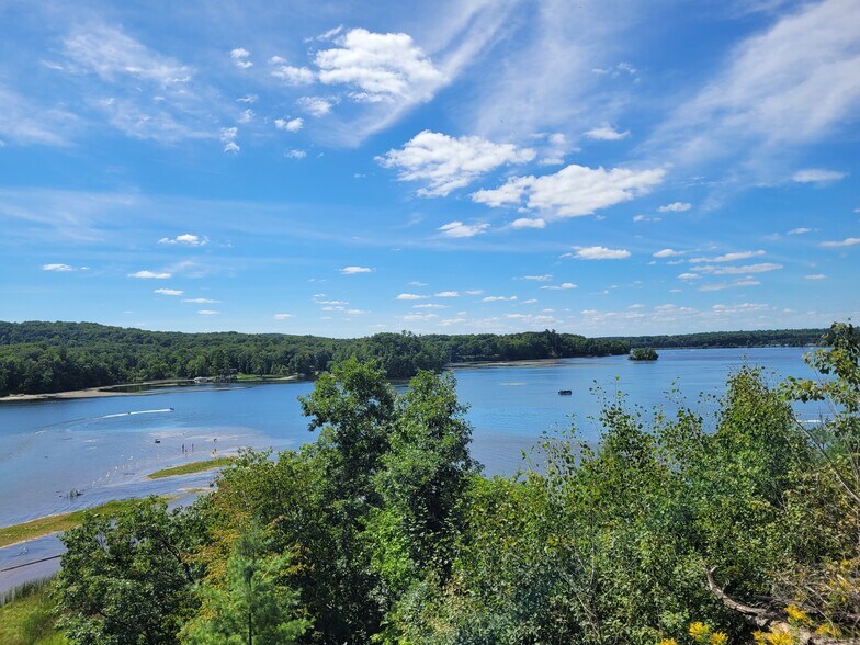 Building Photo - 6088 Pointview Ct