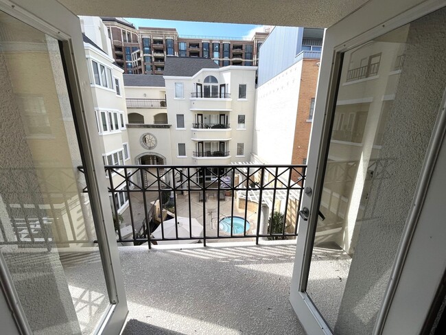 Building Photo - $500 OFF First Month's Rent! 2BR/2BA Downt...