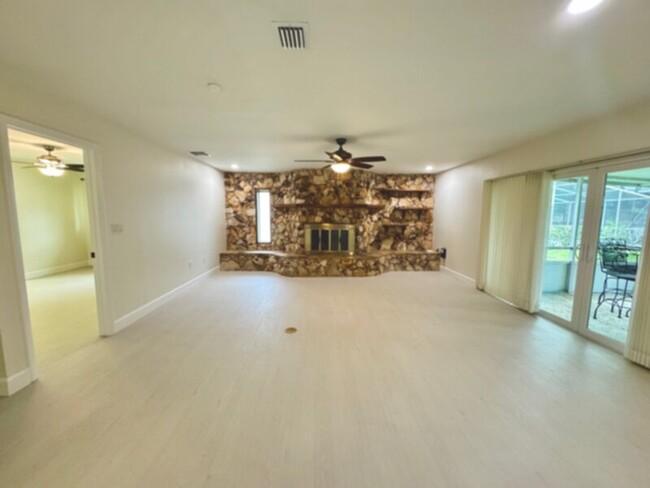 Building Photo - Gorgeous 4 Bedroom, 2 Bathroom Updated Hom...