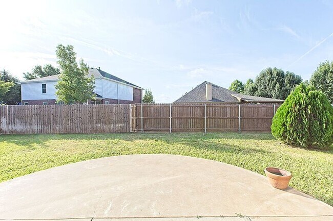 Building Photo - 105 Galloping Trail