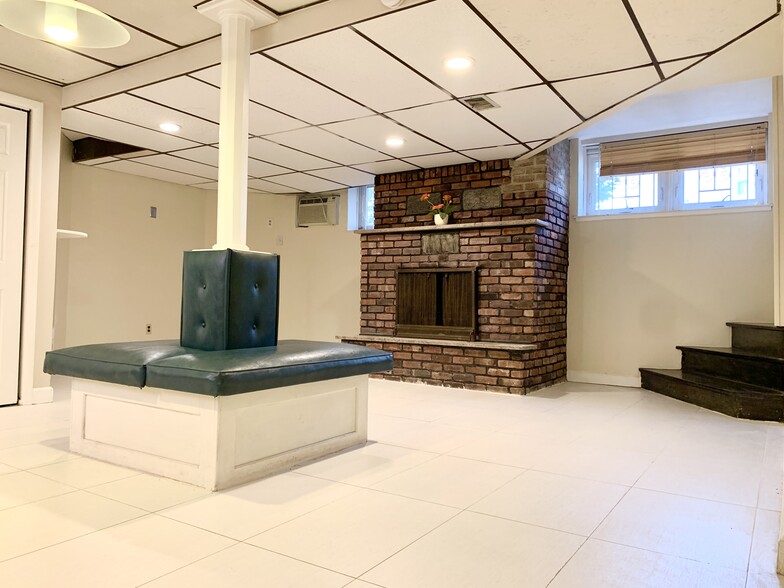 Building Photo - 67 W 5th St